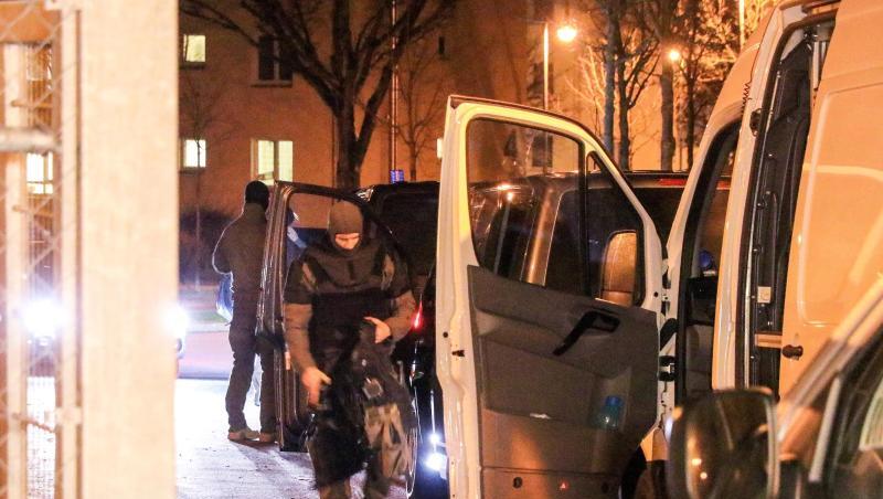 Einsatzkräfte sind in der Nacht am Ankerzentrum zu sehen. Foto: Ferdinand Merzbach Einsatzkräfte sind in der Nacht am Ankerzentrum zu sehen. Foto: Ferdinand Merzbach