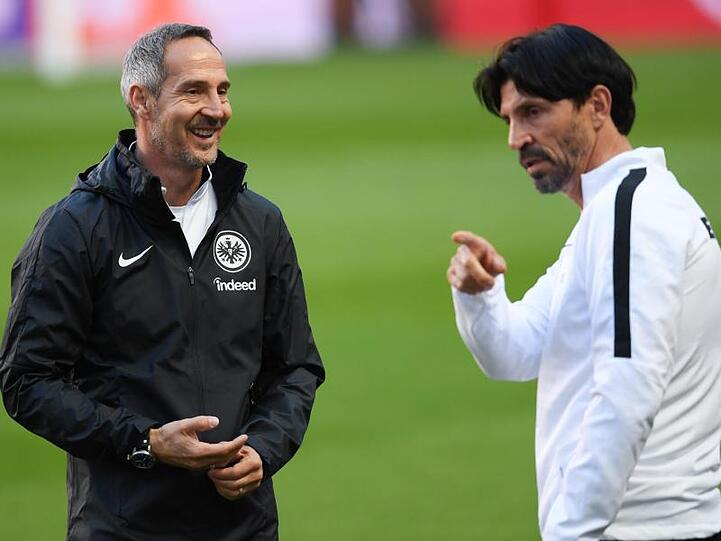 Gute Laune: Eintracht-Coach Adi Hütter (l) und Sportdirektor Bruno Hübner beim Abschlusstraining in Lissabon.