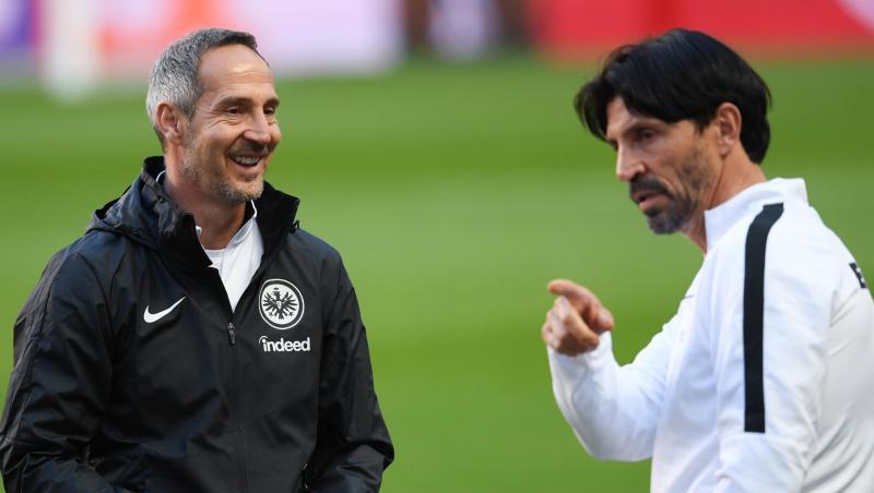 Gute Laune: Eintracht-Coach Adi Hütter (l) und Sportdirektor Bruno Hübner beim Abschlusstraining in Lissabon. Gute Laune: Eintracht-Coach Adi Hütter (l) und Sportdirektor Bruno Hübner beim Abschlusstraining in Lissabon.
