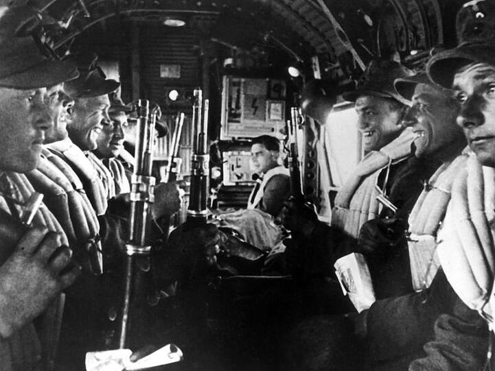 Deutsche Fallschirmjäger werden im November 1940 in einem Flugzeug nach Griechenlandland transportiert.