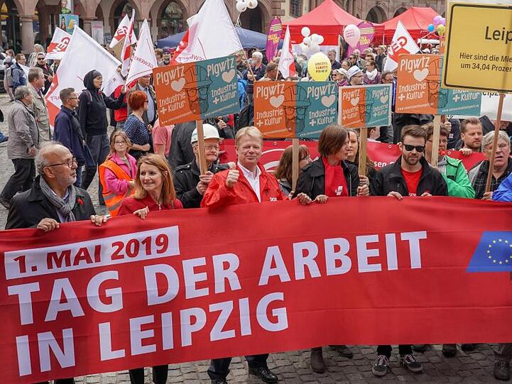 Der DGB-Vorsitzende Reiner Hoffmann (3.v.l.) in Leipzig. In der sächsischen Stadt findet die zentrale Kundgebung des DGB zum Tag der Arbeit statt.
