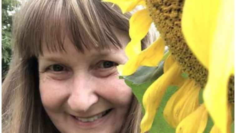 Anja Salewsky gärtnert im Sonnengarten.