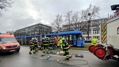 Der Mann hatte die herankommende Straßenbahn übersehen.