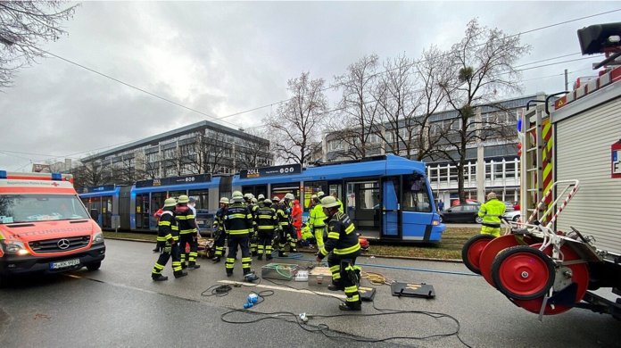 Der Mann hatte die herankommende Straßenbahn übersehen.