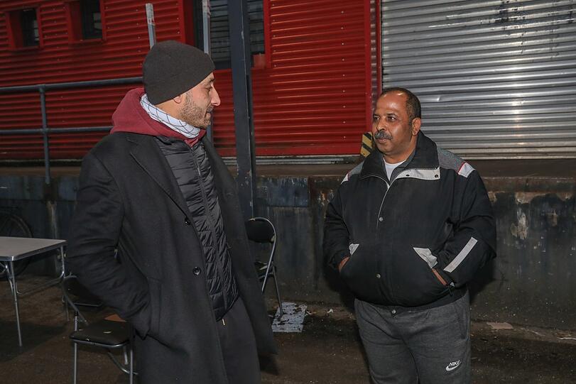 Jamal Telawi (53, r.) kam vor vier Tagen in München an. Er will von Murtaza Farooqi wissen, wie er einen Job findet.
