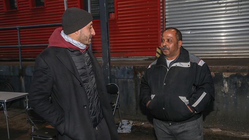 Jamal Telawi (53, r.) kam vor vier Tagen in München an. Er will von Murtaza Farooqi wissen, wie er einen Job findet.