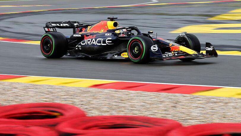 Max Verstappen wird wegen eines Getriebewechsels  um fünf Plätze nach hinten strafversetzt.