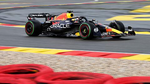 Max Verstappen wird wegen eines Getriebewechsels  um fünf Plätze nach hinten strafversetzt.