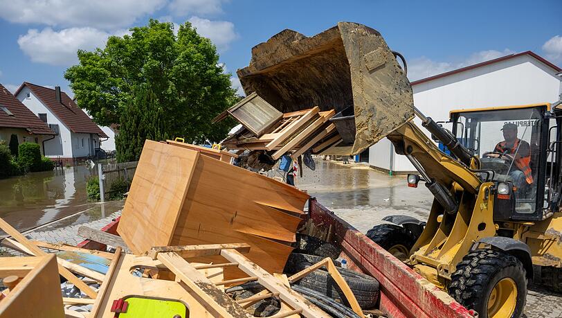 Nach dem Hochwasser Mitte 2024 in Bayern wird Sperrmüll entsorgt. (Archivbild)