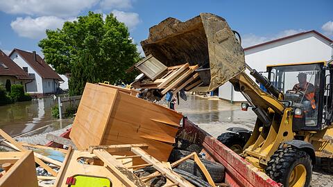 Nach dem Hochwasser Mitte 2024 in Bayern wird Sperrmüll entsorgt. (Archivbild)