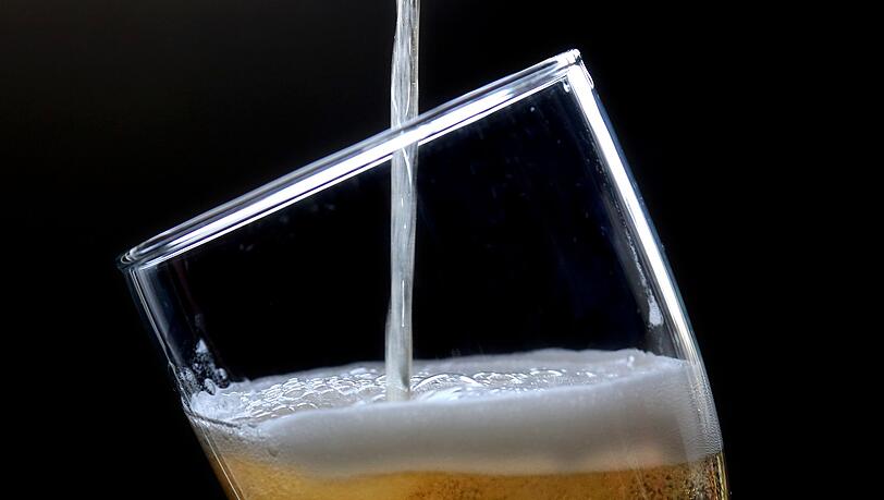 Der deutsche Biermarkt ist 2025 au&szlig;ergew&ouml;hnlich stark um mehr als sechs Prozent geschrumpft.