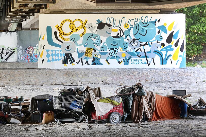 Unter der Brücke hat sich der Obdachlose Uli eingerichtet. Früher, sagt er, sei er selber Graffiti-Sprayer gewesen, jetzt schaut er den anderen zu. Unter der Brücke hat sich der Obdachlose Uli eingerichtet. Früher, sagt er, sei er selber Graffiti-Sprayer gewesen, jetzt schaut er den anderen zu.