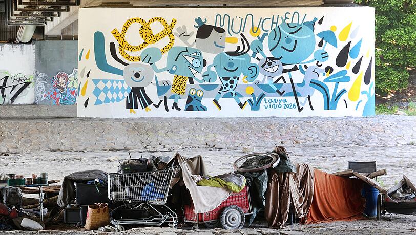 Unter der Brücke hat sich der Obdachlose Uli eingerichtet. Früher, sagt er, sei er selber Graffiti-Sprayer gewesen, jetzt schaut er den anderen zu. Unter der Brücke hat sich der Obdachlose Uli eingerichtet. Früher, sagt er, sei er selber Graffiti-Sprayer gewesen, jetzt schaut er den anderen zu.