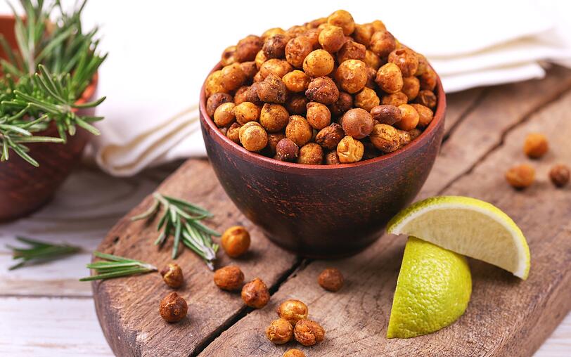 Gesunde Snacks können vielfältig sein. Dabei kommt es allerdings darauf an, ob Sie lediglich auf die Kalorienzahl achten wollen oder auch darauf, wie gut die Nährwerte sind. Wir haben einige schmackhafte Alternativen zu Chips und Co. für Sie zusammengestellt. So kann der nächste Filmabend ohne Reue aber mit viel Knabberzeug kommen! Gesunde Snacks können vielfältig sein. Dabei kommt es allerdings darauf an, ob Sie lediglich auf die Kalorienzahl achten wollen oder auch darauf, wie gut die Nährwerte sind. Wir haben einige schmackhafte Alternativen zu Chips und Co. für Sie zusammengestellt. So kann der nächste Filmabend ohne Reue aber mit viel Knabberzeug kommen!