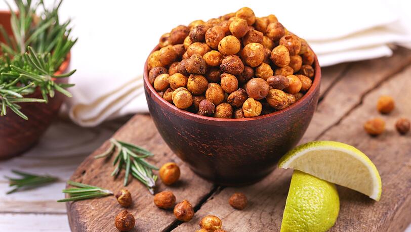 Gesunde Snacks können vielfältig sein. Dabei kommt es allerdings darauf an, ob Sie lediglich auf die Kalorienzahl achten wollen oder auch darauf, wie gut die Nährwerte sind. Wir haben einige schmackhafte Alternativen zu Chips und Co. für Sie zusammengestellt. So kann der nächste Filmabend ohne Reue aber mit viel Knabberzeug kommen! Gesunde Snacks können vielfältig sein. Dabei kommt es allerdings darauf an, ob Sie lediglich auf die Kalorienzahl achten wollen oder auch darauf, wie gut die Nährwerte sind. Wir haben einige schmackhafte Alternativen zu Chips und Co. für Sie zusammengestellt. So kann der nächste Filmabend ohne Reue aber mit viel Knabberzeug kommen!