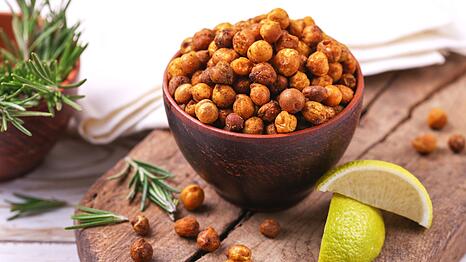 Gesunde Snacks k&ouml;nnen vielf&auml;ltig sein. Dabei kommt es allerdings darauf an, ob Sie lediglich auf die Kalorienzahl achten wollen oder auch darauf, wie gut die N&auml;hrwerte sind. Wir haben einige schmackhafte Alternativen zu Chips und Co. f&uuml;r Sie zusammengestellt. So kann der n&auml;chste Filmabend ohne Reue aber mit viel Knabberzeug kommen!