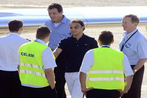 Gezeichnet wie ein Boxer, aber wohlauf: Felipe Massa verabschiedet sich in Budapest nach seiner Entlassung aus dem Krankenhaus am Flufghafen von Sicherheitsbeamten.