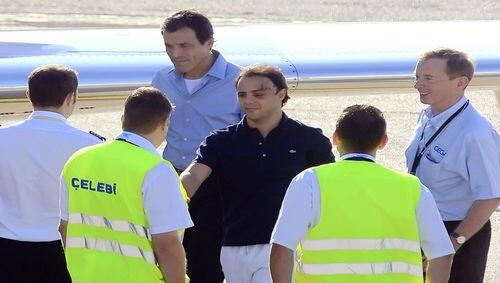 Gezeichnet wie ein Boxer, aber wohlauf: Felipe Massa verabschiedet sich in Budapest nach seiner Entlassung aus dem Krankenhaus am Flufghafen von Sicherheitsbeamten. Gezeichnet wie ein Boxer, aber wohlauf: Felipe Massa verabschiedet sich in Budapest nach seiner Entlassung aus dem Krankenhaus am Flufghafen von Sicherheitsbeamten.