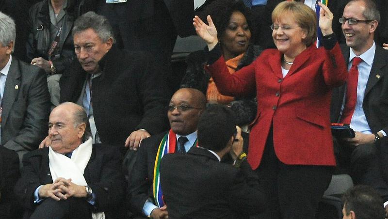 Endlich mal jubeln: Bundeskanzlerin Angela Merkel beim Spiel Deutschland gegen Argentinien Endlich mal jubeln: Bundeskanzlerin Angela Merkel beim Spiel Deutschland gegen Argentinien