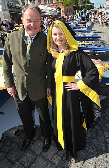 Das Münchner Kindl mit Minister Heubisch.