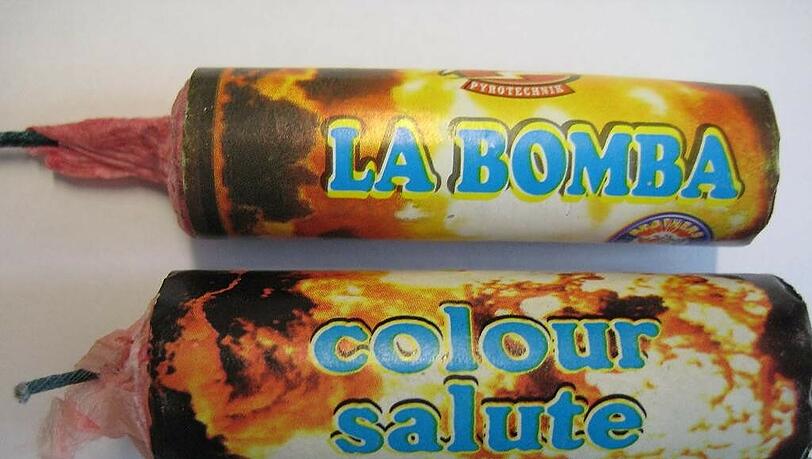 „La Bomba“ und „Colour Salute“ heißen zwei der besonders gefährlichen Böller aus dem Ausland. Sie enthalten in Deutschland nicht zugelassene Sprengstoffe. „La Bomba“ und „Colour Salute“ heißen zwei der besonders gefährlichen Böller aus dem Ausland. Sie enthalten in Deutschland nicht zugelassene Sprengstoffe.