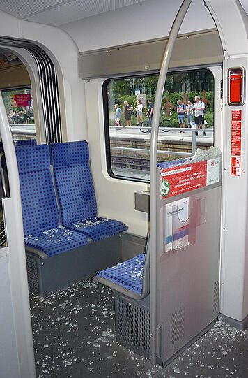 Einer der Männer schlug mit der Faust gegen die Glasscheibe. Sie zersplitterte und verletzte den 40-jährigen Moosacher.
