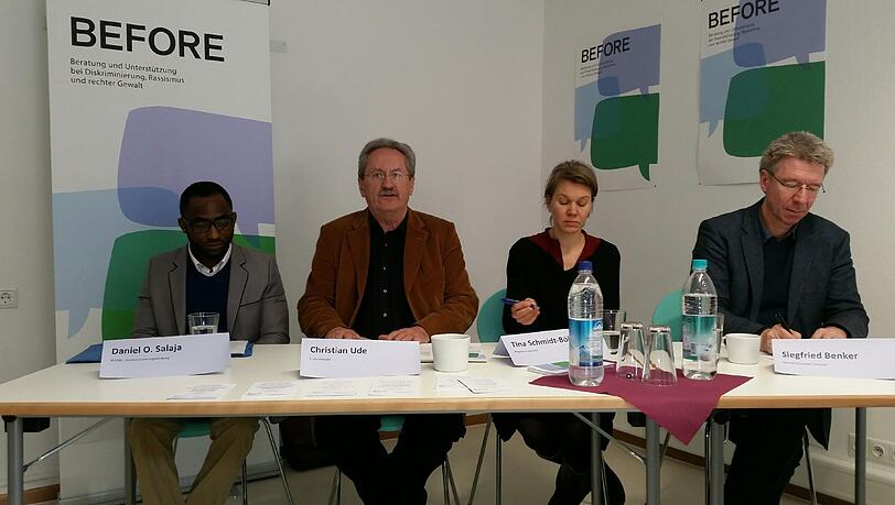 Stellten am Freitag das Hilfsangebot von "Before" vor (v.l.): Berater Daniel O. Salaja, Alt-OB Christian Ude, Tina Schmidt-Böhringer von der Landeskoordinierungsstelle Demokratie Leben Bayern gegen Rechtsextremismus und Münchenstift-Geschäftsführer Siegfried Benker. Stellten am Freitag das Hilfsangebot von "Before" vor (v.l.): Berater Daniel O. Salaja, Alt-OB Christian Ude, Tina Schmidt-Böhringer von der Landeskoordinierungsstelle Demokratie Leben Bayern gegen Rechtsextremismus und Münchenstift-Geschäftsführer Siegfried Benker.