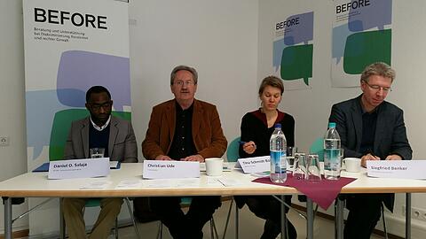 Stellten am Freitag das Hilfsangebot von "Before" vor (v.l.): Berater Daniel O. Salaja, Alt-OB Christian Ude, Tina Schmidt-Böhringer von der Landeskoordinierungsstelle Demokratie Leben  Bayern gegen Rechtsextremismus und Münchenstift-Geschäftsführer Siegfried Benker.