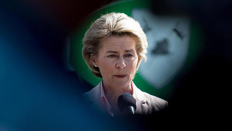Verteidigungsministerin Ursula von der Leyen steht im Kreuzfeuer der Kritik. Verteidigungsministerin Ursula von der Leyen steht im Kreuzfeuer der Kritik.