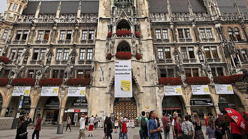 Nicht nur am Rathaus: In der ganzen Stadt hängen diese Plakate jetzt.