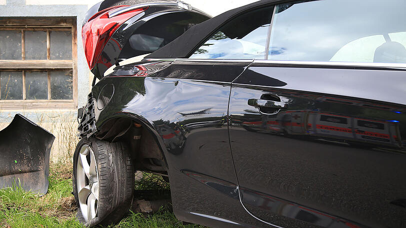 Weshalb der BMW auf die Gegenfahrbahn geriet, ist derzeit noch nicht klar. Die Bilder vom Unfallort in Taching.