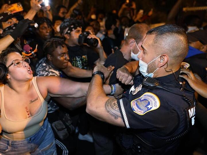 Demonstranten rangeln während eines Protests gegen US-Präsident Trump in der Nähe des Weißen Hauses mit Polizisten.