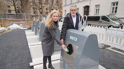 BA-Politiker Andrea Stadler-Bachmaier (Grüne) und Wolfgang Püschel (SPD) am Unterflurcontainer.