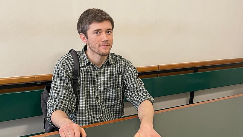 Henning Jeschke, Gründungsmitglied der Gruppe Letzte Generation, sprang mitten in der Verhandlung vor dem Amtsgericht in Berlin-Tiergarten auf und klebte sich an dem Tisch fest.