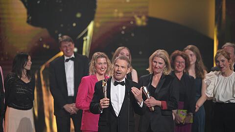 Besucherstärkster Film war "Die Schule der Magischen Tiere 2". Regisseur Sven Unterwaldt nimmt stellvertretend den Deutschen Filmpreis entgegen.