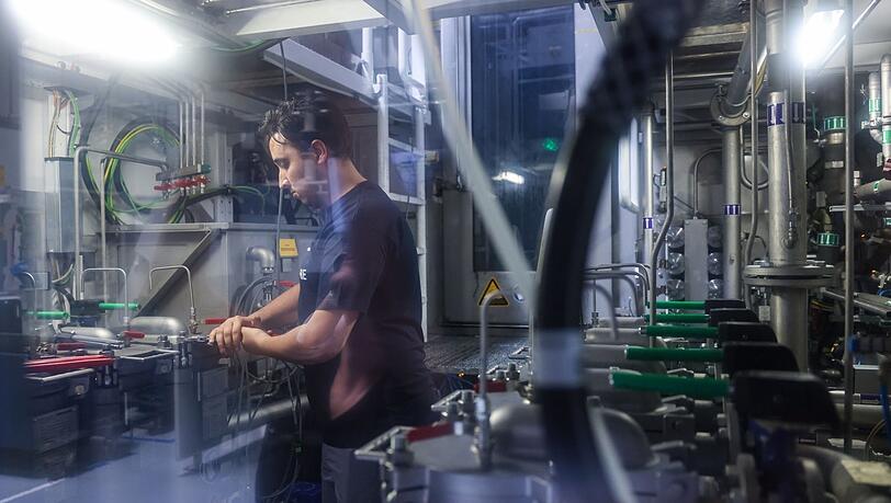 Zakaria Raffali, Mitarbeiter der sächsischen Linamar Antriebstechnik GmbH ausMarokko, prüft die Verschlüsse der Filteranlage. Fachkräfte wie er sollen künftig leichter nach Deutschland einwandern können.