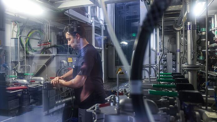 Zakaria Raffali, Mitarbeiter der sächsischen Linamar Antriebstechnik GmbH ausMarokko, prüft die Verschlüsse der Filteranlage. Fachkräfte wie er sollen künftig leichter nach Deutschland einwandern können.