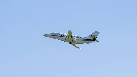 Fast 6.000 Privatflugzeuge sind 2022 von München aus gestartet. Die Linke fordert: In Zeiten der Klimakrise sollte es das nicht mehr geben.