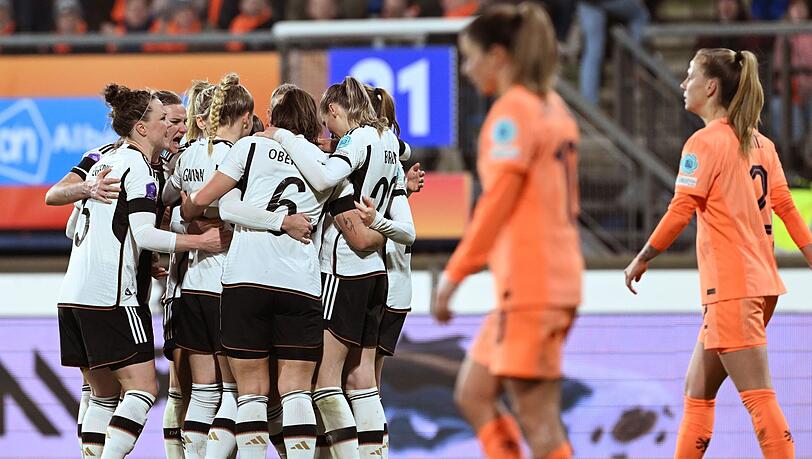 Die deutschen Frauen sind nach ihrem Sieg gegen die Niederlande bei Olympia dabei.