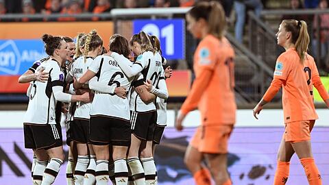 Die deutschen Frauen sind nach ihrem Sieg gegen die Niederlande bei Olympia dabei.