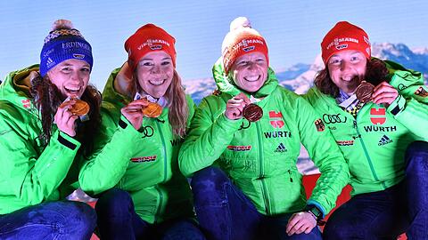 WM-Gold gemeinsam im Team: Maren Hammerschmidt (2.vl.) und Laura Dahlmeier (r). (Archivbild)