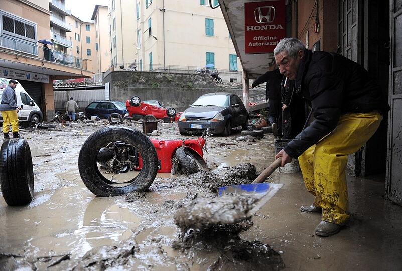 Schwere Unwetter in Italien haben in den letzten zwei Wochen mindestens 16 Menschen das Leben gekostet - Ende des Regens nicht vor Ende der Woche.