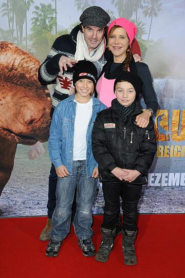 Die schwangere Doreen Dietel und Freund Tobias Guttenberg mit Paul (9) und Dominik (9)