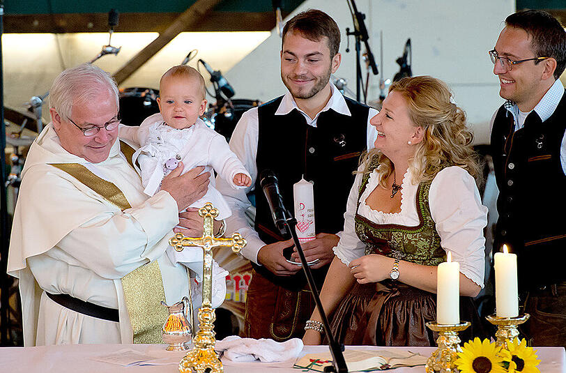 Bilder vom diesjährigen Wiesn-Gottesdienst. Die kleine Felicia Pelz wurde am Donnerstagvormittag getauft.