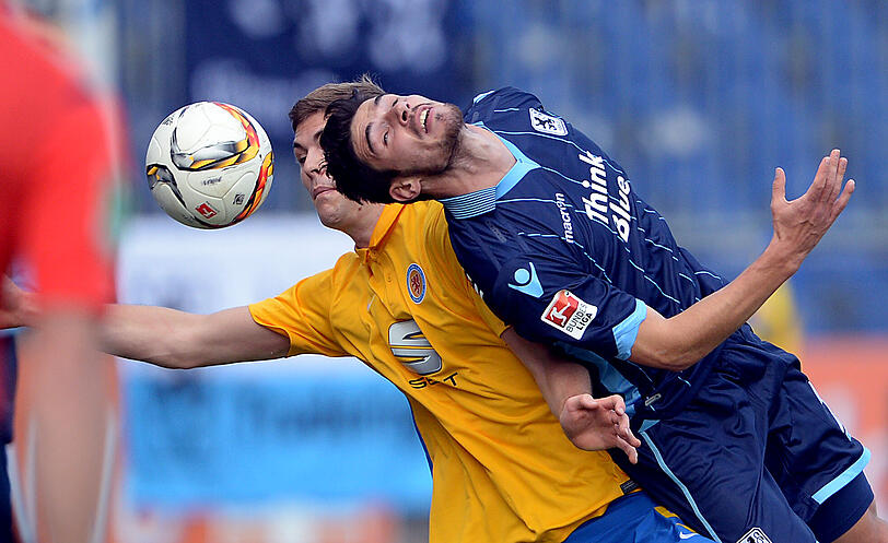 Hart umkämpfte Nullnummer: Löwen-Kapitän Christopher Schindler (vorne) im Luftduell mit Braunschweigs Emil Berggreen.