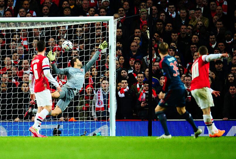 Ein Jahr später kommt es erneut zum Achtelfinal-Duell zwischen Arsenal und den Bayern. Wieder starten die Bayern auwärts.