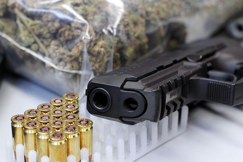Das LKA stellte insgesamt acht Kilo Marihuana, 300g Kokain und eine scharfe Pistole fest. (Symbolbild)