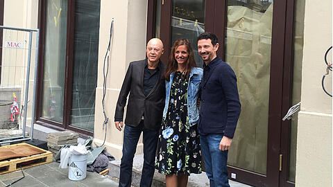 Ortstermin: Gastronom Gabriel Lewy (l.) mit OB-Kandidatin Kristina Frank (CSU) und Oliver Berben vor dem neuen Café Roma.
