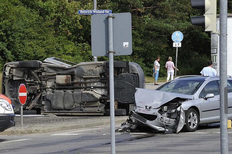 Die beiden Autos wurden massiv beschädigt.
