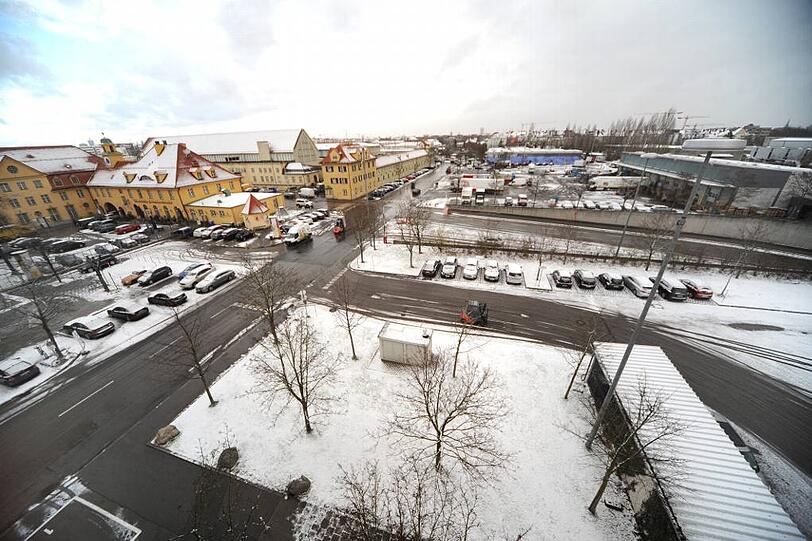 Blick aus Kontorhaus 2: Am rechten Bildrand verläuft der Standort der neuen Halle.